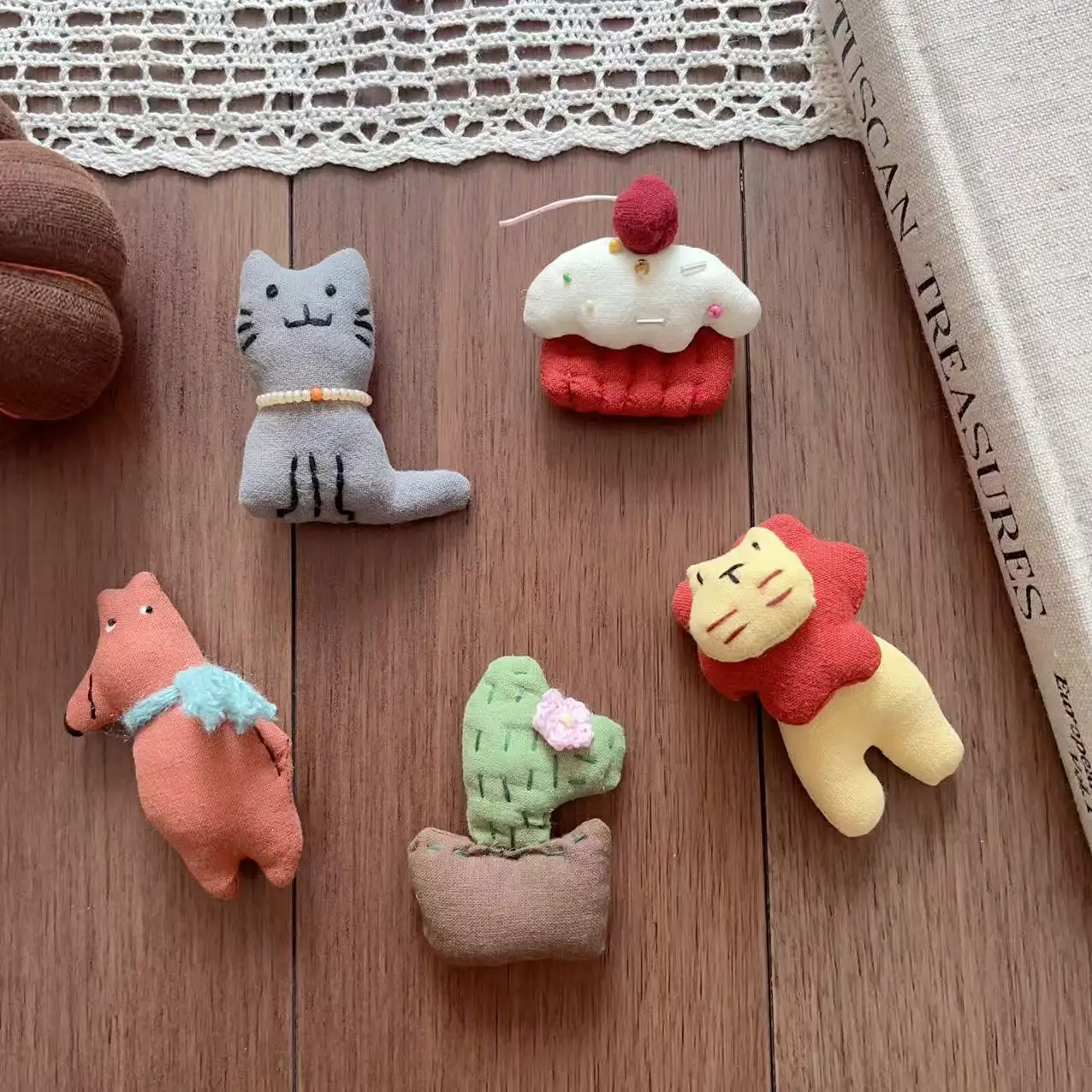 High Quality Soft Fabric Woodland Series Cartoon Animal Unfinished Plush Brooch Pin for Shoes Socks Clothing Accessory