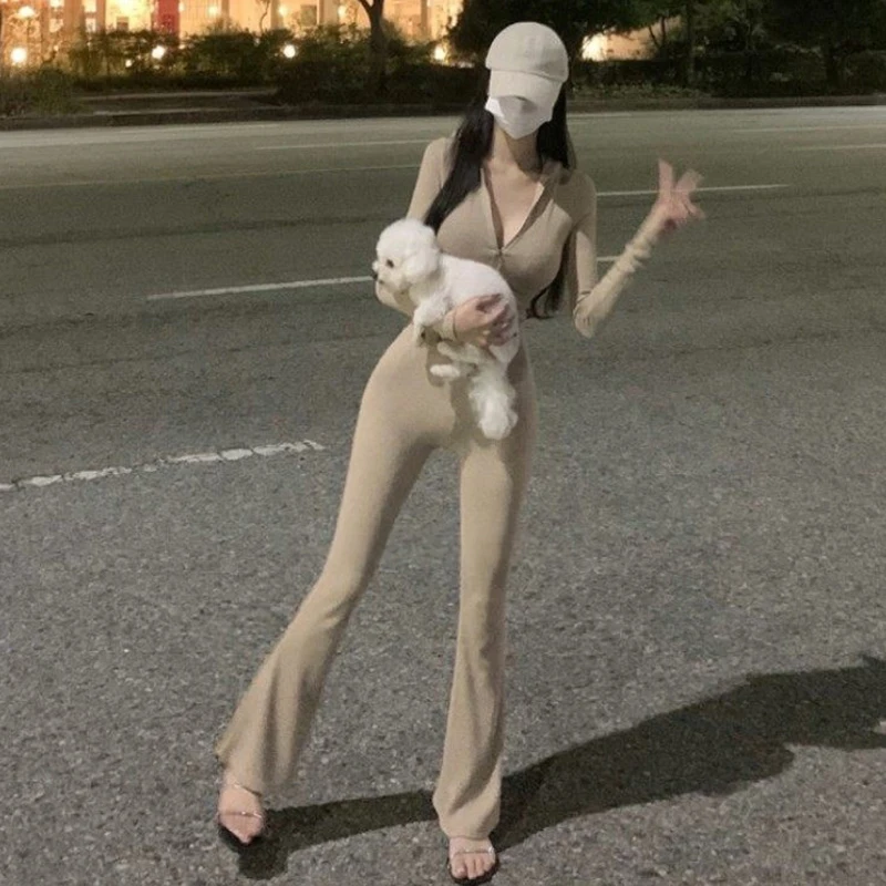 

Костюм-двойка East Gate: Новая коллекция, модный повседневный комплект из укороченной куртки с капюшоном и расклешенных брюк с высокой талией, подчеркивающий фигуру.