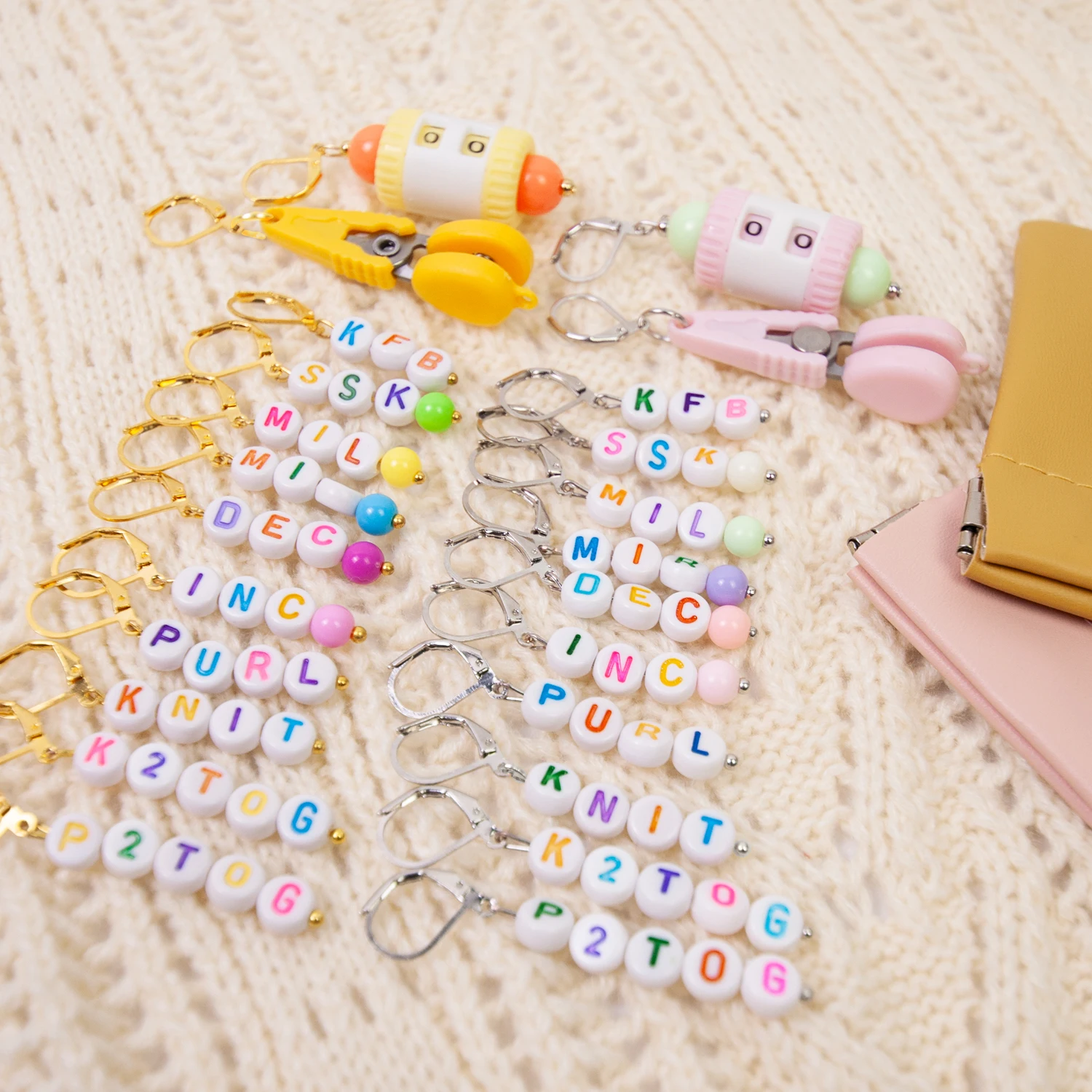 プロ仕様の編み物ステッチマーカーセット(トラベルケース付き) - Stitch Marker Ring のレビューと価格