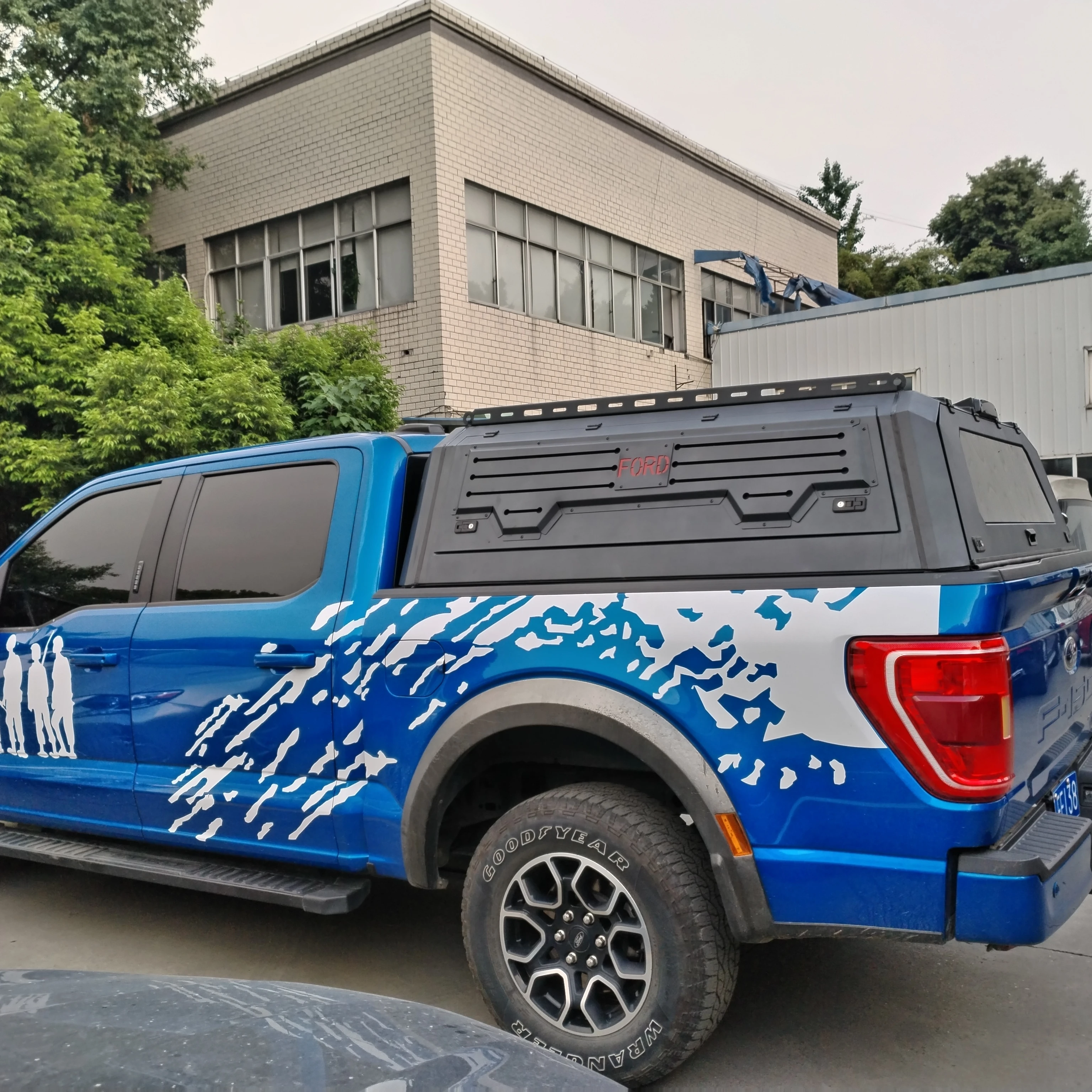 

Трехдверная крышка открытого отсека пикапа Toyota Hilux