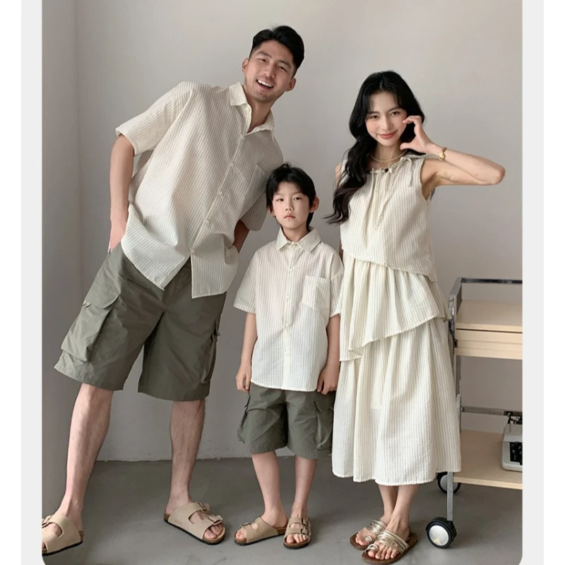 

Летние семейные комплекты 2026: унисекс-рубашки и платья в полоску однотонного цвета для повседневного пляжного отдыха