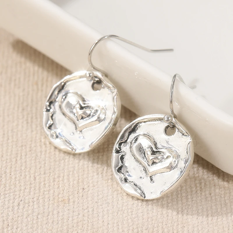 Vintage Silberfarbene Herz-Ohrhänger für Damen Metall Handgeschnitzte Kreise für Party und Alltag – Detail 5