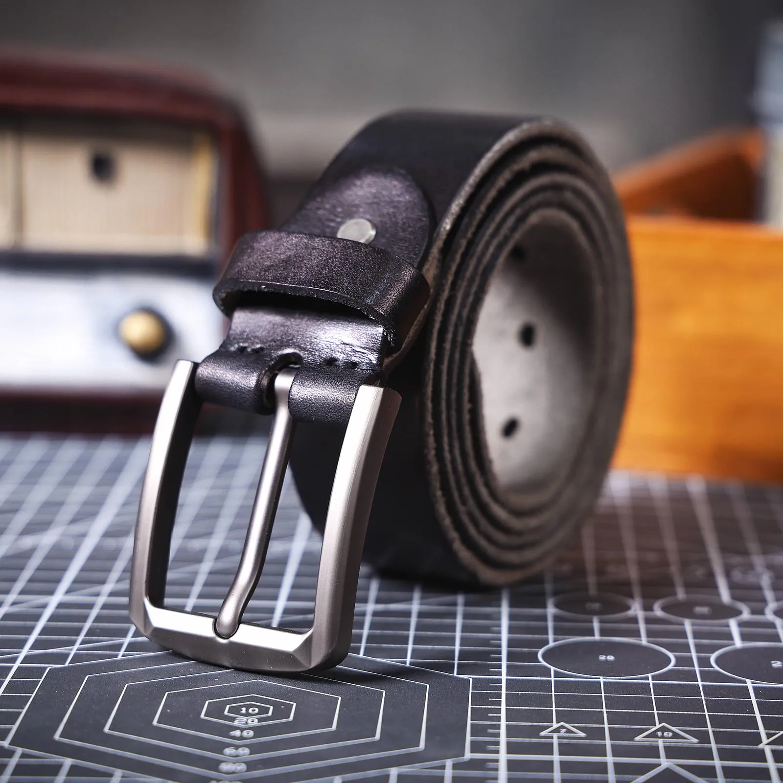 S.WORKER Klassischer Herrengürtel aus echtem Leder mit Dornschließe aus Legierung, Oberschicht aus Rindsleder, Retro-Freizeitgürtel für Jeans mit Geschenkbox – Detail 18