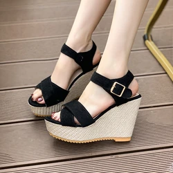 Modne sandały na koturnie dla kobiet 2024 Summer New Large Size Round Toe Open Toe Cross One-word Buckle Thick-soled High Heels