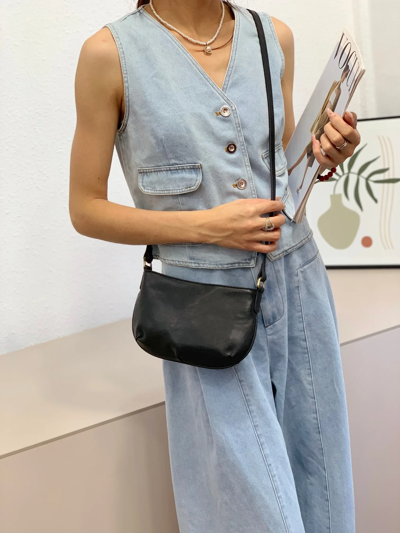 Women's Vintage Full Grain Vegetable Tanned Leather Crossbody Bags Minimalist Crescent Shoulder Bag Leather Small Dumpling Purse