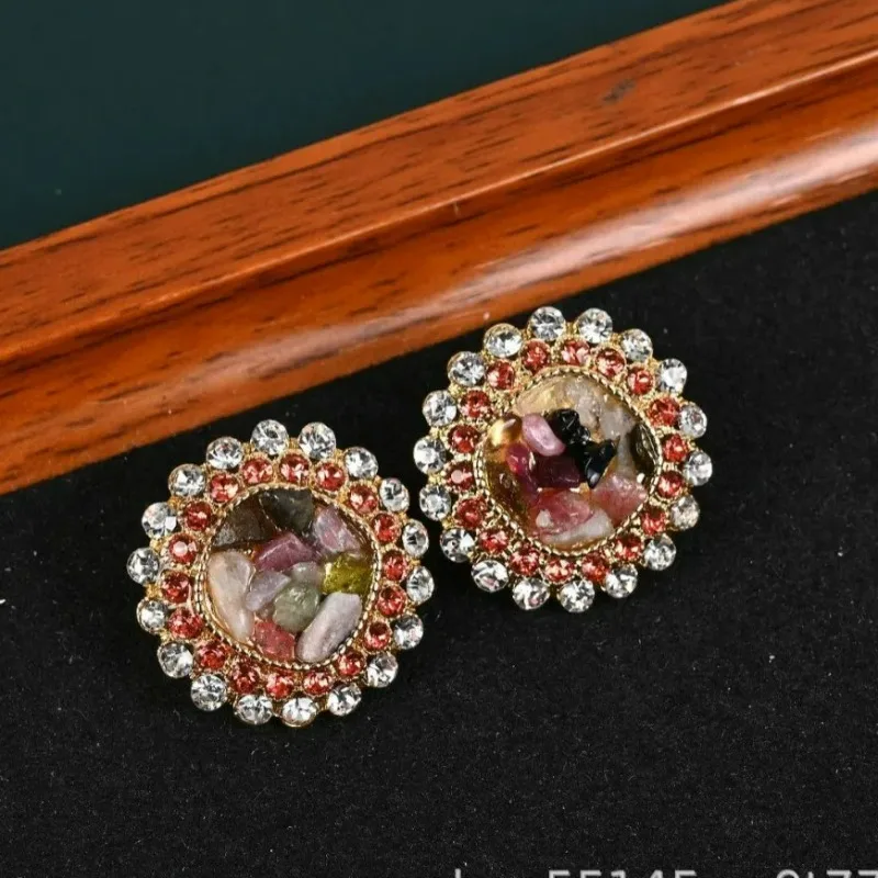 

Retro Light Luxury Sparkling Rhinestone Paved Natural Gravel Stone Stud Earrings French Palace Style Zircon Inlaid Sunflower