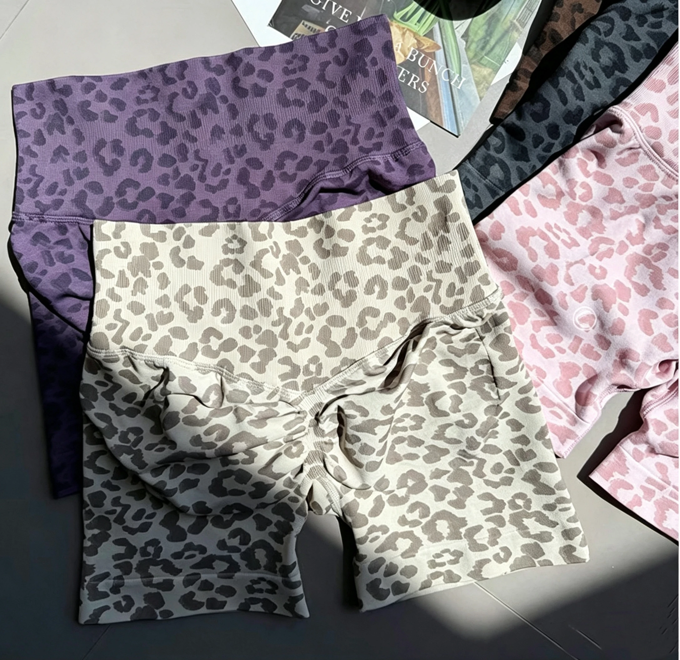 Peach Hip Lifting Sportshorts für Damen, hohe Taille und Taillenstraffung, schlankmachend, zum Laufen, schnelltrocknend, dreipunktige, enge Hose – Detail 3