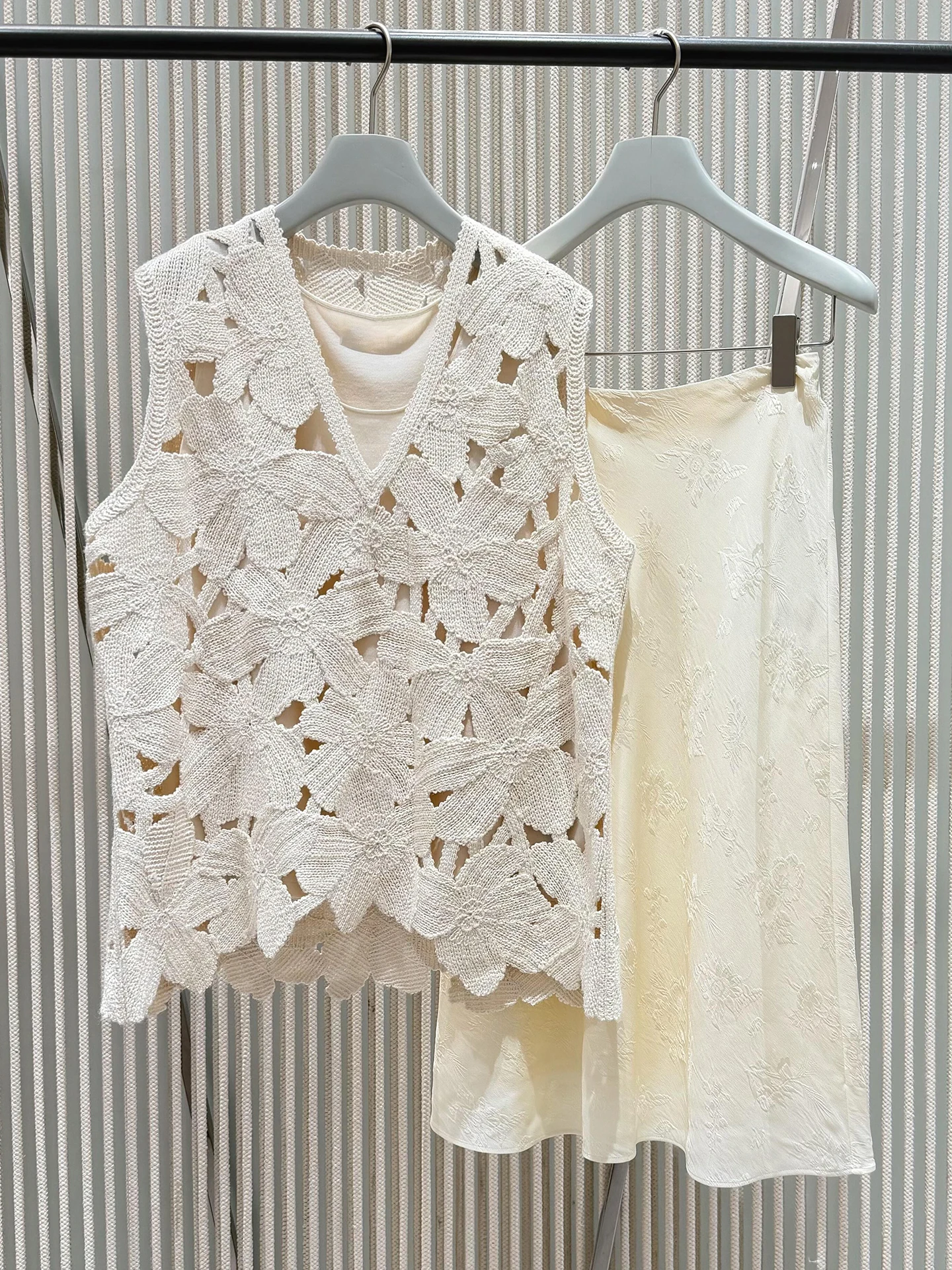 

High-End Women's Knitted Hollow out Vest Top V-Neck Hook Flower Summer 2026 South Oil Premium Fashion Breathable Casual Wear