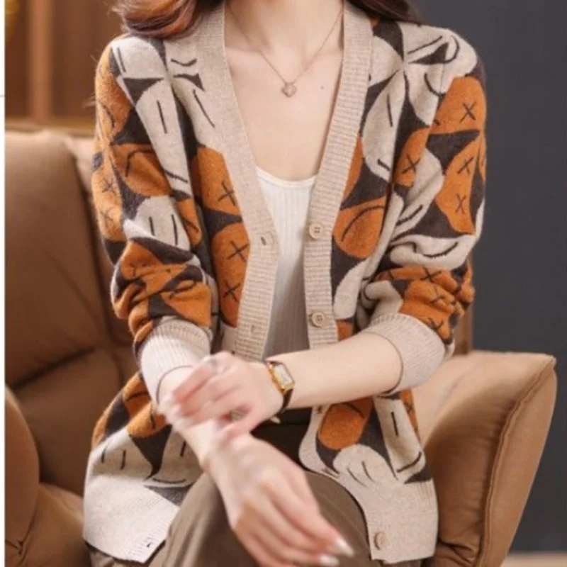 

2023 Autumn and Winter New Temperament Versatile Commuter Women's Clothing Splice Button V-neck Long Sleeve Printing Sweater