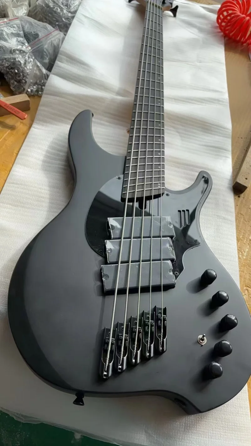 

Matte black 5-string electric bass,Maple neck ,Rosewood scalloped fingerboard,Active electronics,Free delivery