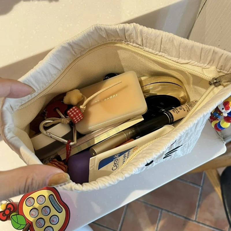 الاتجاه الجديد الأصلي المطرزة كيتي حقيبة التخزين سعة كبيرة حقيبة مستحضرات التجميل المحمولة الملمس حقيبة أدوات الزينة المحمولة #4