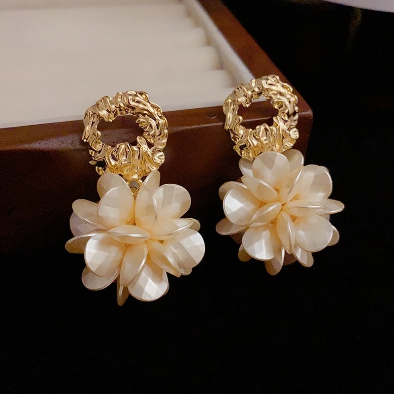 

Simple, Fashionable, Exquisite Petal Retro Women's Earrings with Personalized Temperament and Versatile Accessories