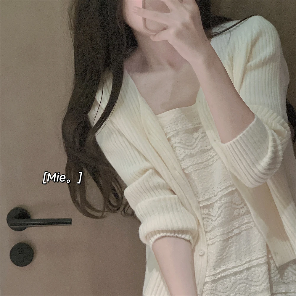 سترة محبوكة حلوة وناعمة على شكل حرف V طويلة Sve سترة صوفية من الحليب الأبيض الملمس من مادة Plu بأزرار علوية مناسبة للخريف والشتاء...