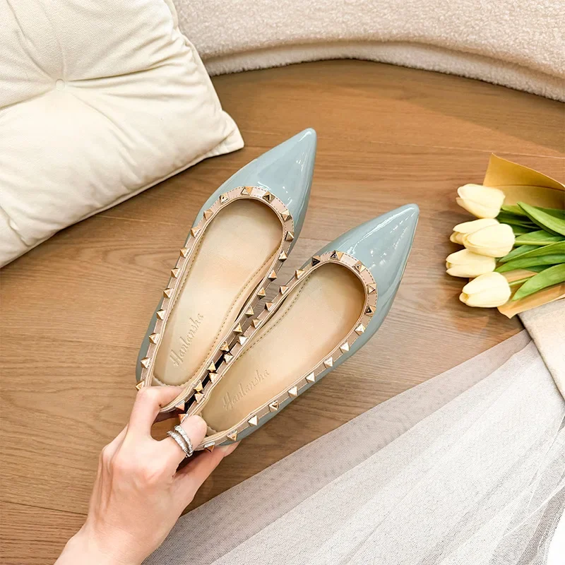 Zapatos de tacón bajo con remaches y punta en pico para mujer, estilo nuevo de primavera y otoño, versátiles, de boca plana, informales, con suela de goma
