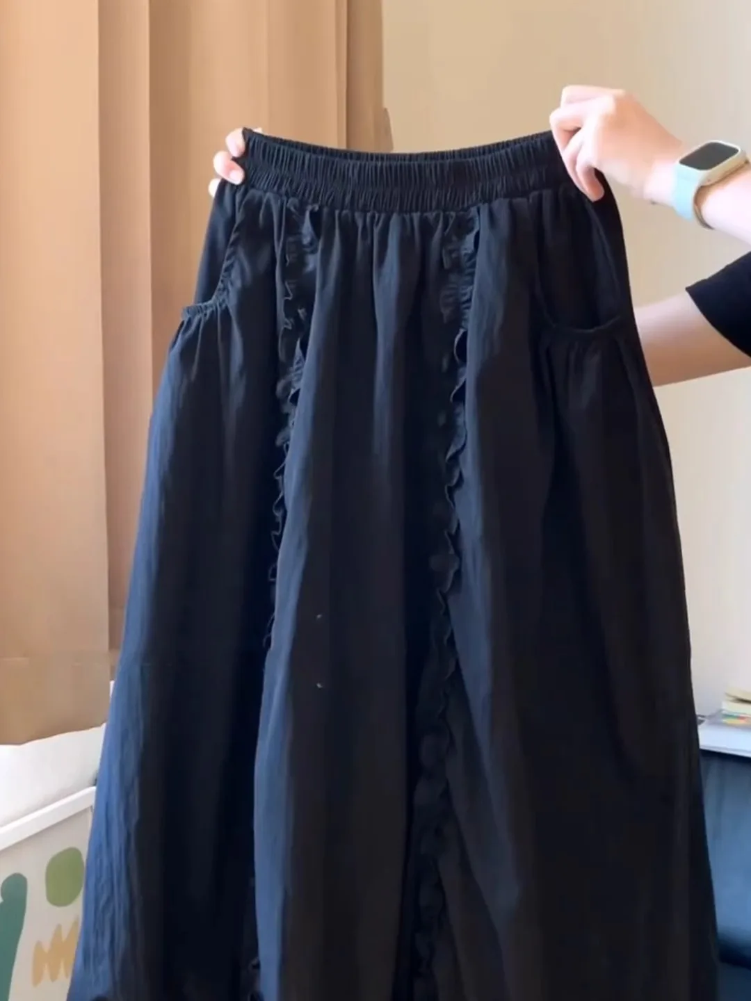 

Юбки для женщин в готическом стиле: минимализм, чистота, простота, базовый дизайн, повседневность, комфорт, практичность, сдержанный стиль, однотонность, расслабленный крой, консервативность, молодежность.