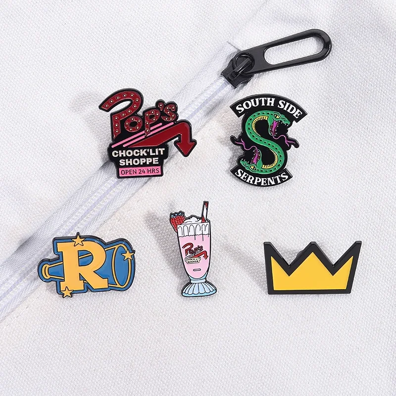 الكلاسيكية الإجرامية التشخيص الدراما المينا دبابيس مخصص الجانب الجنوبي الثعابين بروش معدني على ظهره شارة التلبيب مجوهرات بسيطة المشجعين هدية