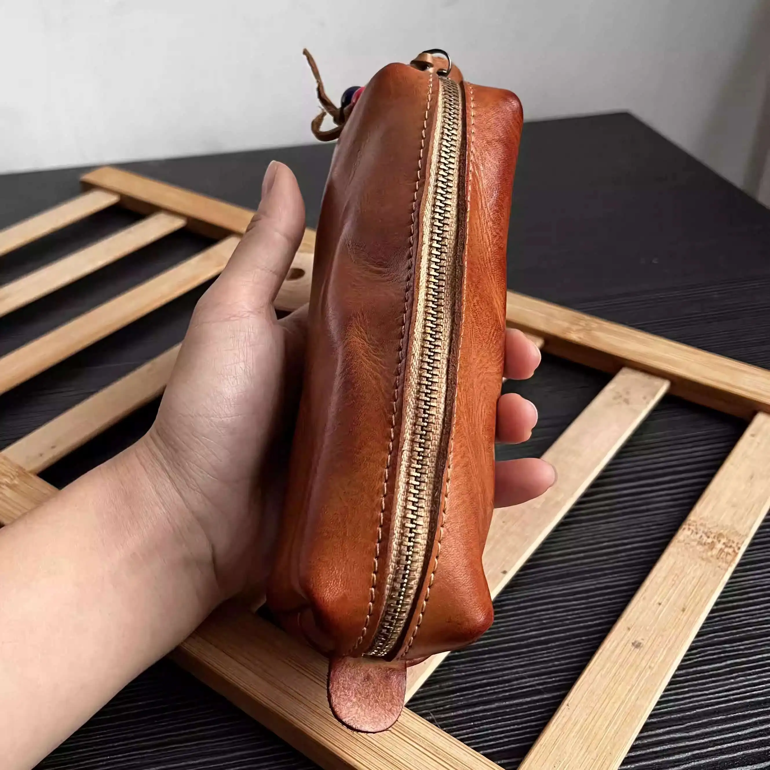 Handgefertigte Stifttasche aus pflanzlich gegerbtem Rindsleder mit Reißverschluss