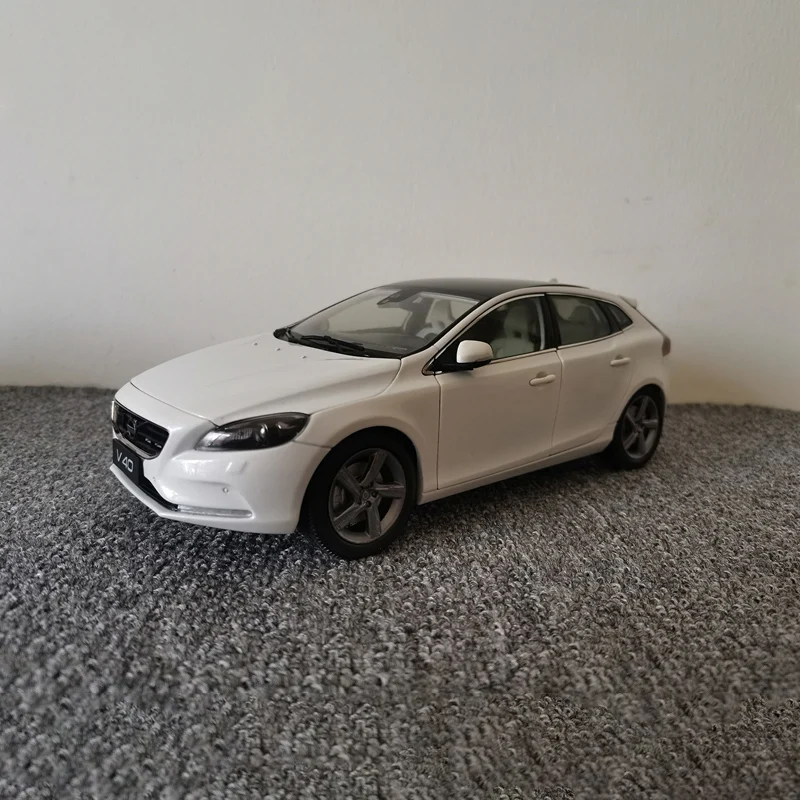 

Масштаб 1:18, модель автомобиля V40 из сплава, литые игрушки, коллекционные витрины, украшения