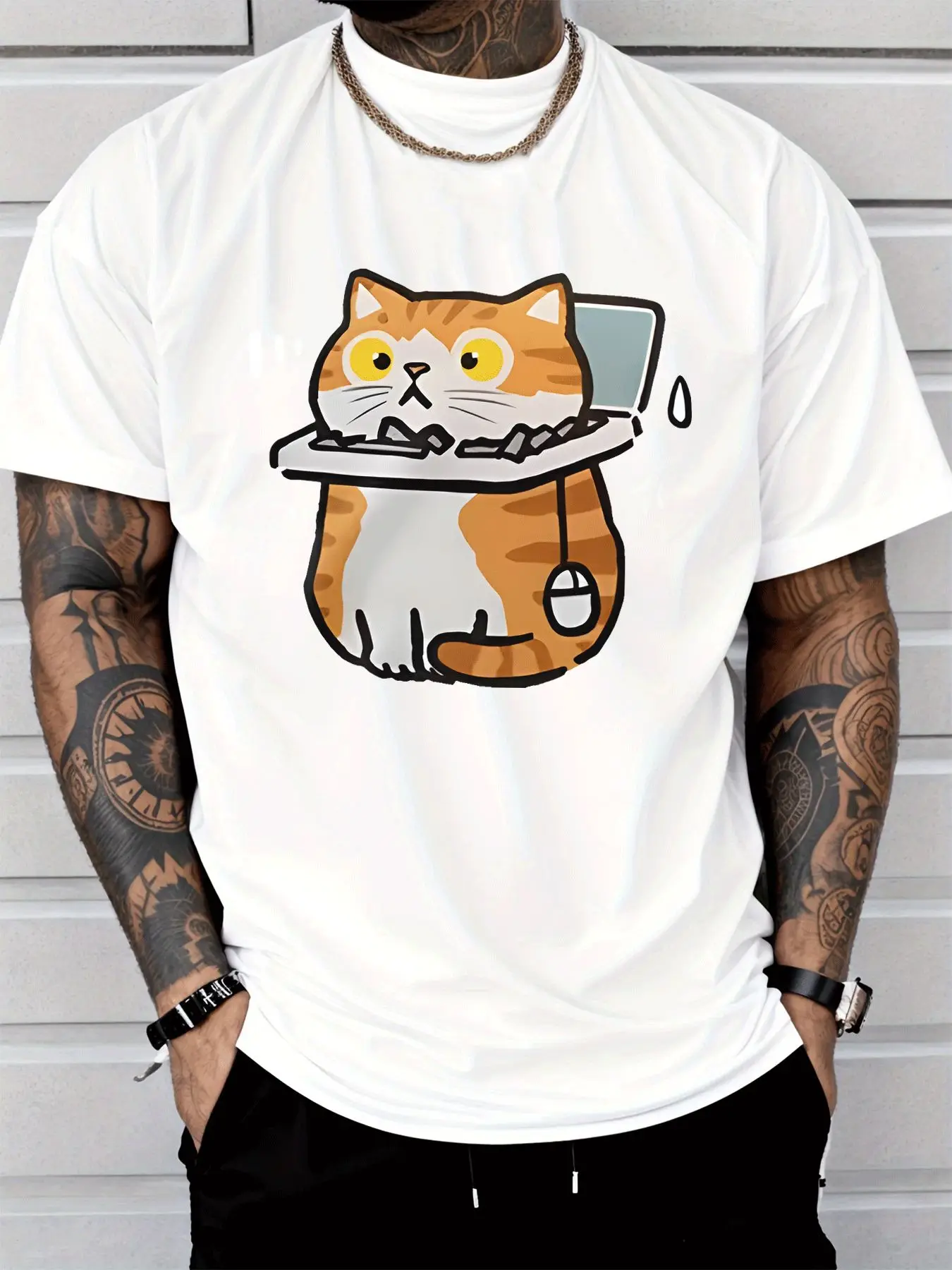 Camiseta con estampado frontal para hombre, con un adorable gato naranja usando una computadora portátil. Camiseta gráfica divertida con motivos de gatos, ideal para el trabajo, de manga corta y estilo casual. Un regalo perfecto para los amantes de los gatos.