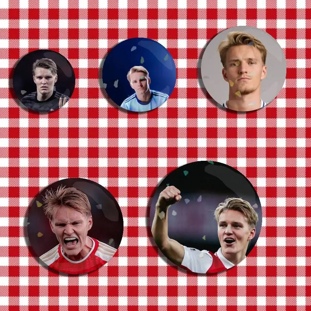 

Norway Footballers M-Martin 8 Odegaard Laser Badge Creative Pins Brooch for Bag Clothes Hat Decor Gifts Fans Collect