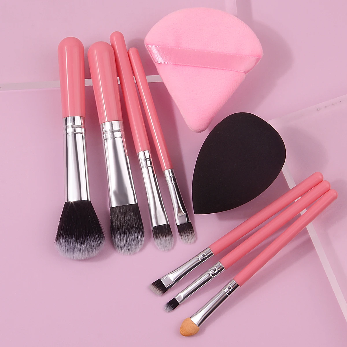 Mini 7-piece portable makeup brush set:Foundation, blush and eyeshadow brush + 2 sponge powder puffs,a makeup tool for beginners