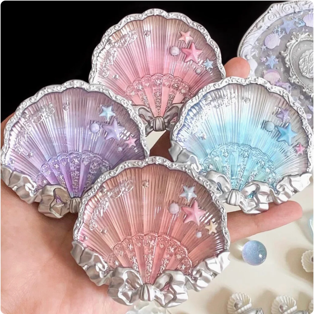 Flower Knows Shell's Jewel Collection Rubor satinado de seda 5 g Resalte perlas coloridas híbridas, como maquillaje brillante playero de seda