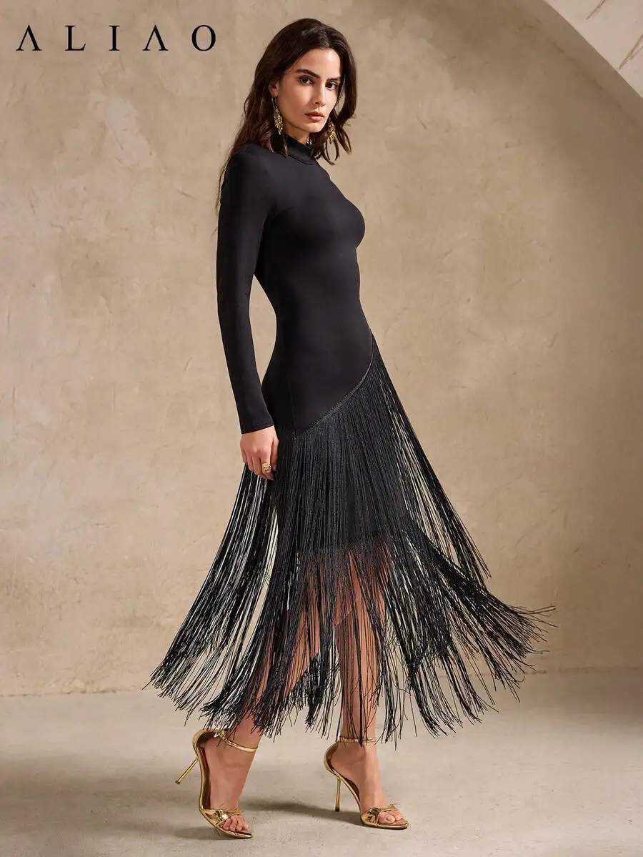 

Черное макси-платье с высоким воротником, длинными рукавами и бахромой по низу