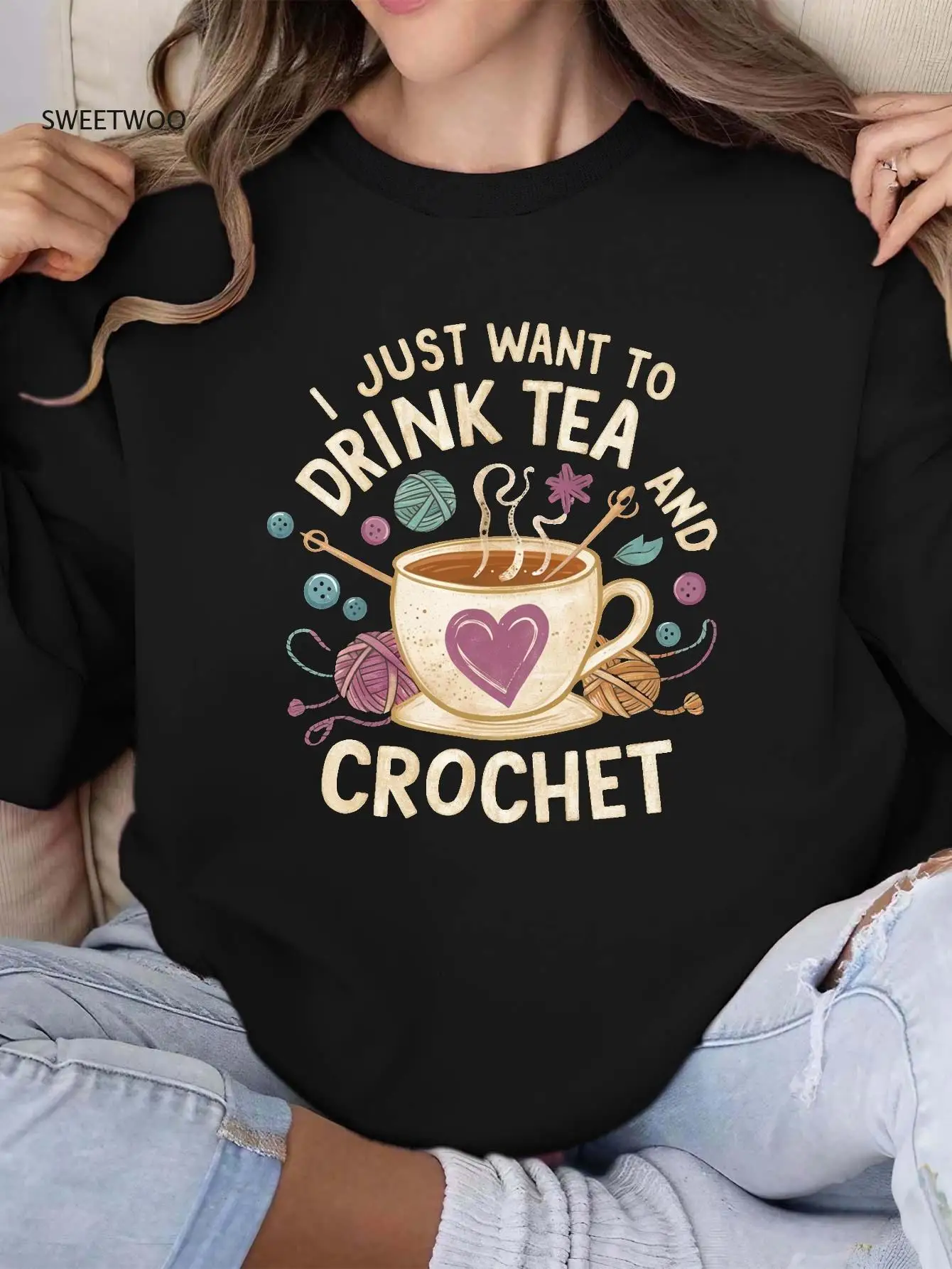 

Women's "i Just Want To Drink Tea & Crochet" Graphic Crew Neck Sweatshirt - Cozy Casual Pullover with Heart & Yarn Design