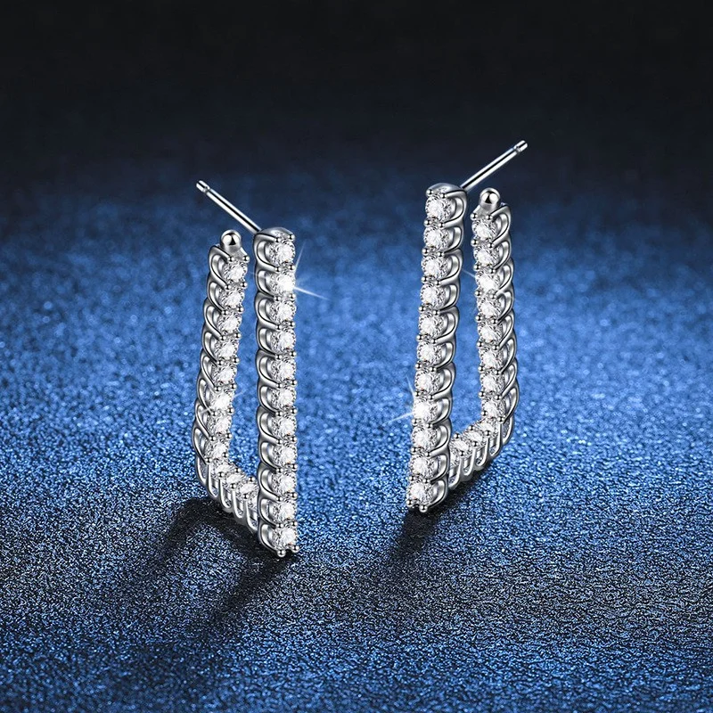 E123 Lefei موضة كلاسيكية بيضاء 0.5 مويسانيتي تصميم رائع حرف L أقراط للنساء الساحرة الفضة 925 مجوهرات الحفلات هدية