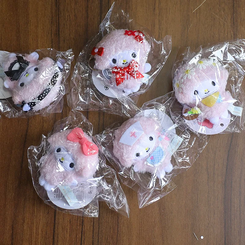 かわいいサンリオのぬいぐるみキーホルダー、キュートな子羊ピアノミニぬいぐるみバックパックペンダント、漫画の装飾バッグチャーム、女の子へのギフト