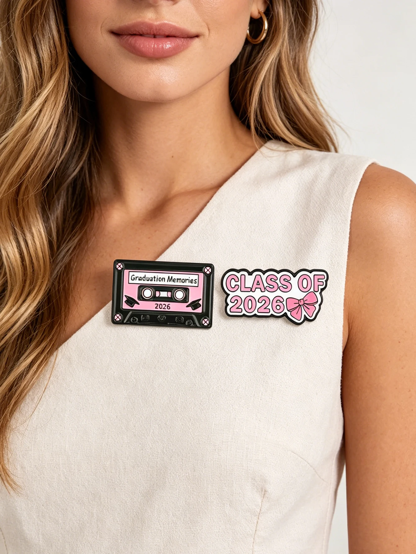 2 Heart-Shaped Enamel Pins for the 2026 Graduation Commemoration, in Orange and Light Pink Tones, Bow-Shaped, Achievement Souvenirs Suitable for Yearbook Signatures and Graduation Ball-Style Events
