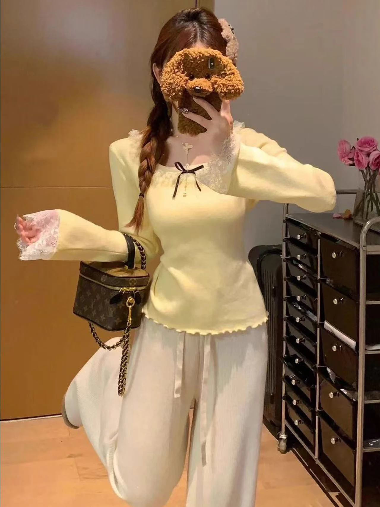 เสื้อไหมพรมแขนยาวทรงเข้ารูปสำหรับผู้หญิง ดีไซน์ผูกโบว์  ใส่เป็นเสื้อตัวในหรือเสื้อตัวนอกได้  รุ่นใหม่สำหรับฤดูหนาว