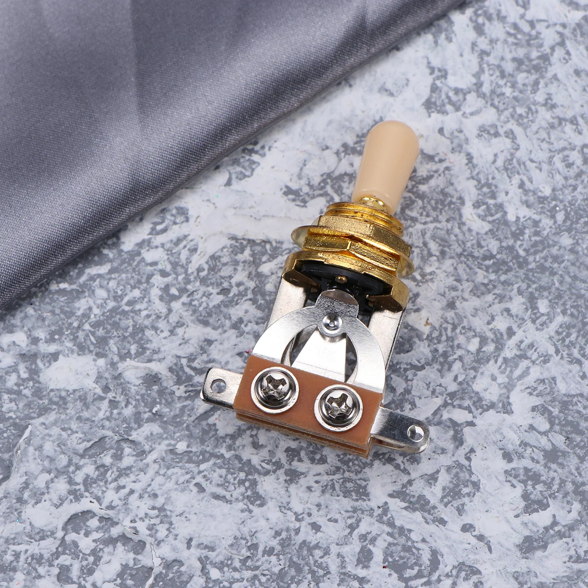 

Golden Head Yellow 3-Way Toggle Switch for Electric Guitar Pickup Selector No-Noise Easy Control Guitar Toggle