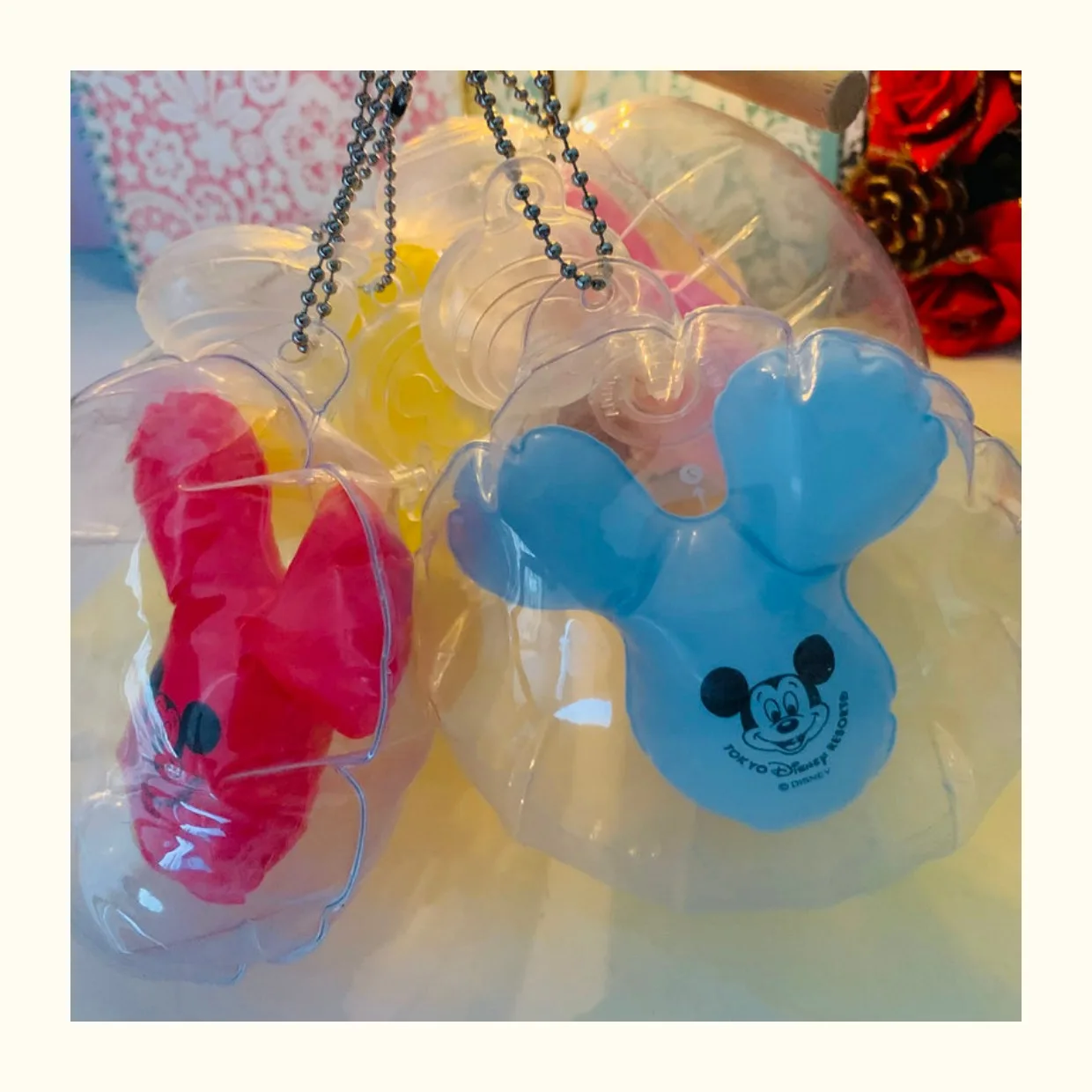 ประเทศญี่ปุ่น disneyland บอลลูนขนาดเล็กพร้อมพวงกุญแจเป่าลมของเล่น gashapon Mickey Mouse สองชั้นจี้ของขวัญสำหรับเด็ก