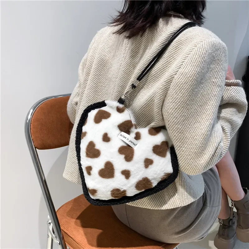 2023 New Fashion Heart Shape Plush Single Shoulder Bag Ladies Crossbody Bag Daily Lipstick Cosmetic Organizer Pouch Underarm Bag