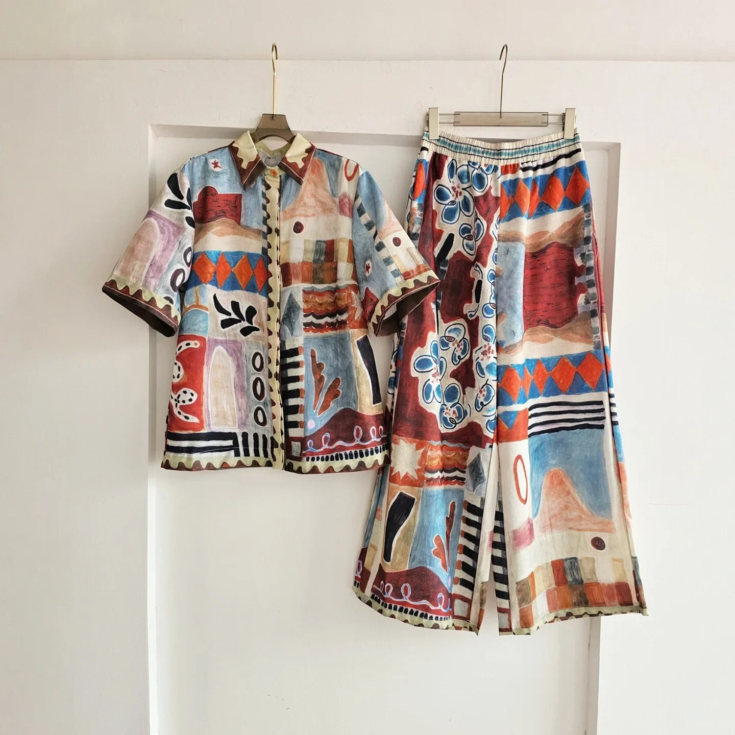 

Комплект из двух предметов: рубашка с коротким рукавом с принтом в стиле французской живописи барокко и свободные широкие брюки в праздничном стиле. Повседневный женский комплект.