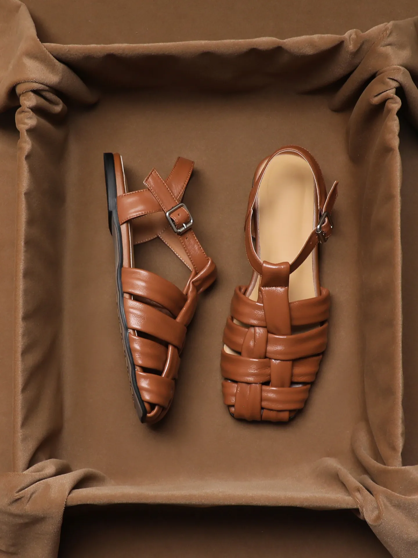 SHOEBOX Retro woven toe cap sandals for women in the summer of 2026, featuring a flat bottomed, one-piece strap and versatile
