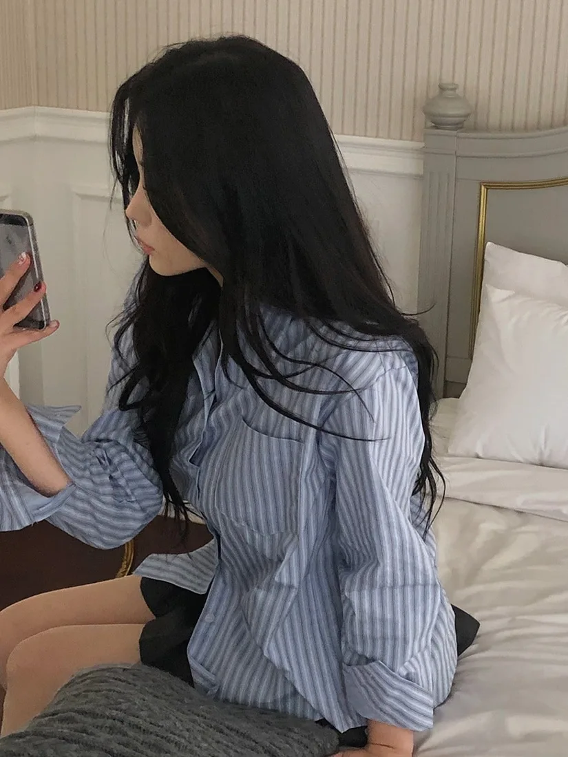 

Весна 2025: Новая женская свободная рубашка с длинным рукавом в полоску, повседневная, с мягким воротником, универсальная, синяя, на пуговицах, элегантная, модная.