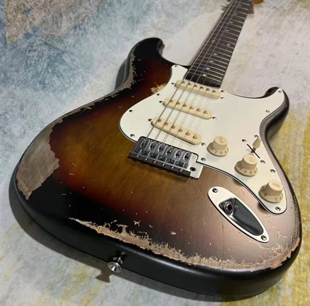 

Гитара с корпусом из ольхи, грифом из палисандра и покрытием Sunburst