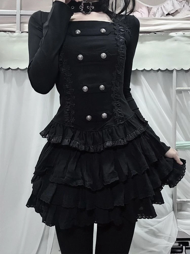 

Комплект из двух предметов в стиле Y2K: женская блузка с кружевными вставками и завязками на шее + мини-юбка А-силуэта с высокой талией и плиссировкой, в стиле гранж