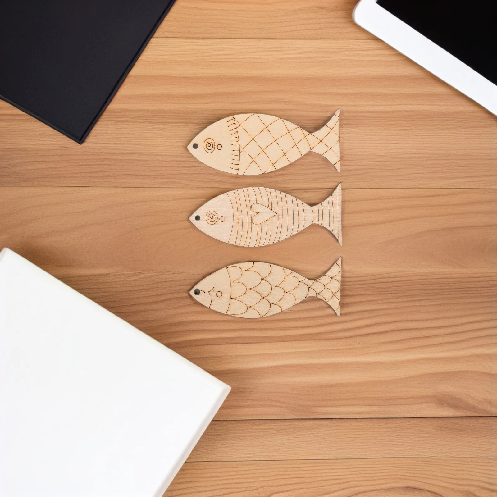 

200Pcs Wooden Fish Wall Hanging Decor Mediterranean Style Rustic Nautical Coastal Beach Themed Paintable DIY Craft Sculpture