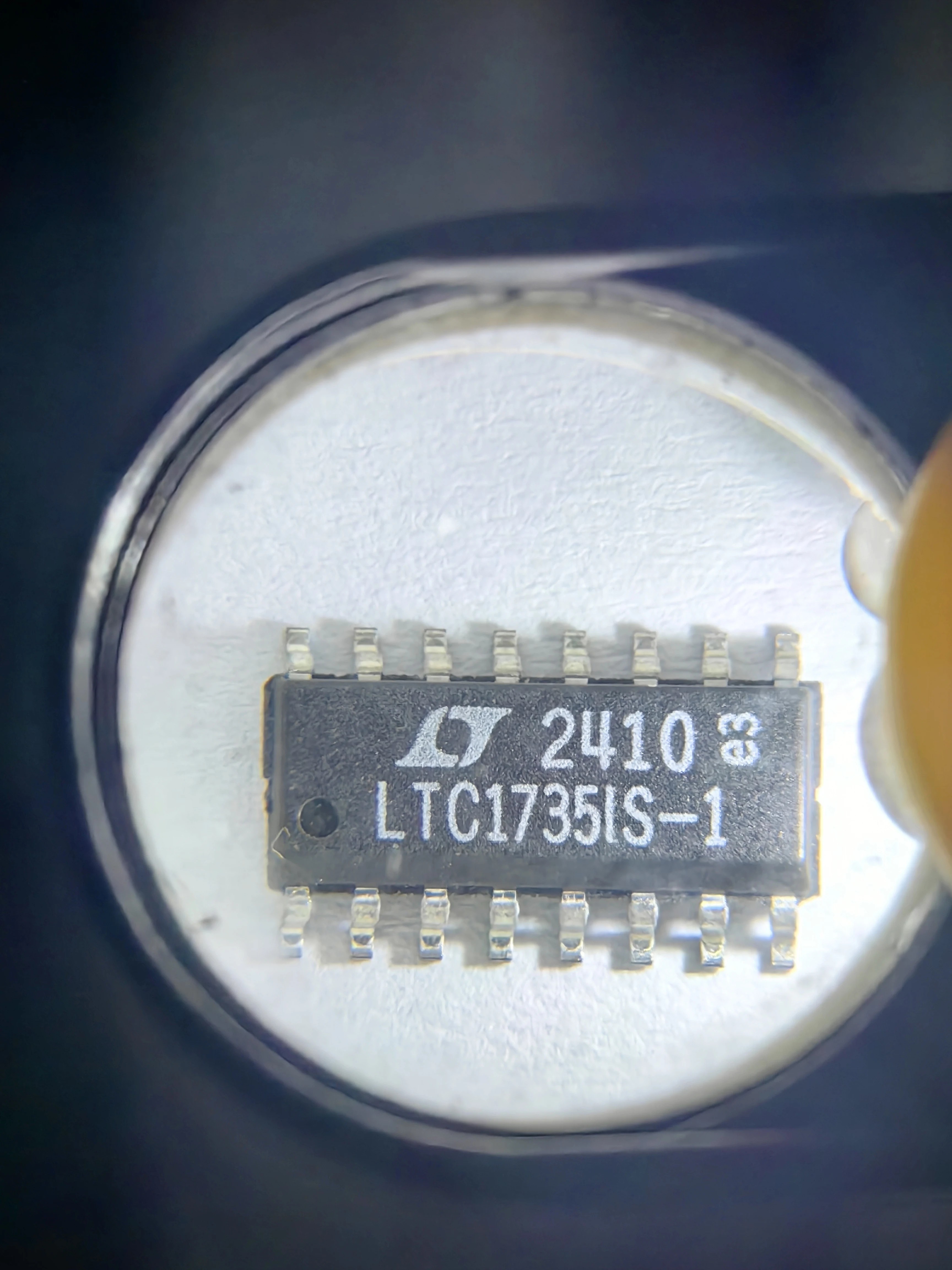 LTC1735CS LTC1735IS LTC1735IS-1 LTC1735 - منظم التبديل المتزامن عالي الكفاءة