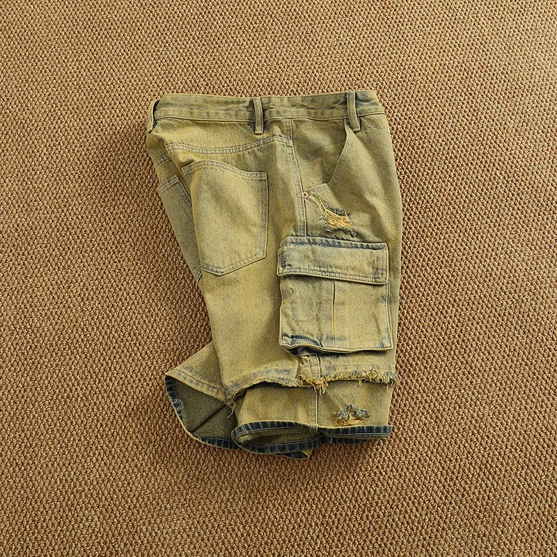 Pantaloncini in denim tinto di fango giallo da uomo in estate, larghi e retrò, marchio di tendenza con tasche multiple e pantaloni da cinque quarti