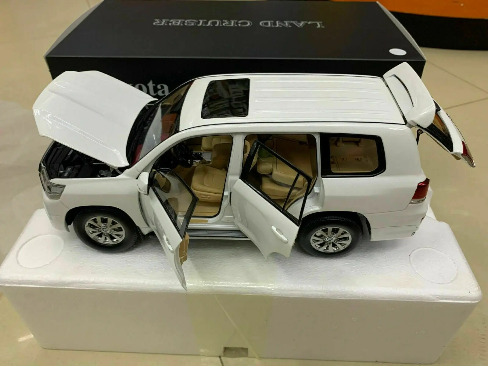 

Keng Fai Land Cruiser White Edition 1:18 High-Quality SUV Left Rudder