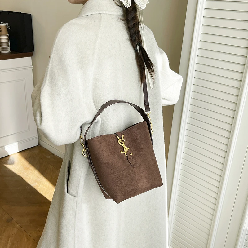 حقيبة دلو عصرية أوروبية وأمريكية 2025 حقيبة كتف كروس عصرية متعددة الاستخدامات ذات سعة كبيرة 1856BK