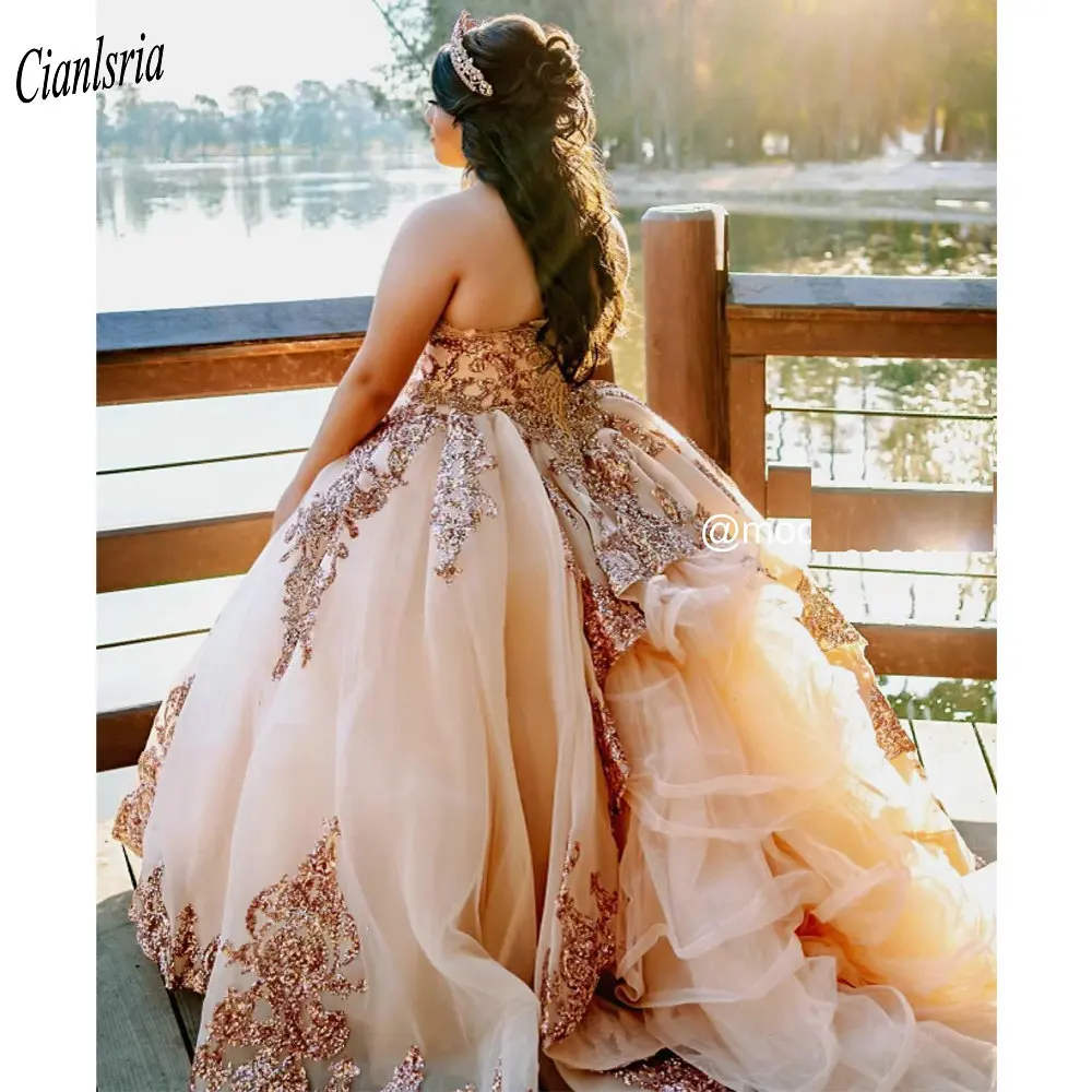 Sweetheart de ouro sem mangas plus size vestido de baile quinceanera vestidos lantejoulas apliques rendas até volta doce 15 vestido de festa de formatura