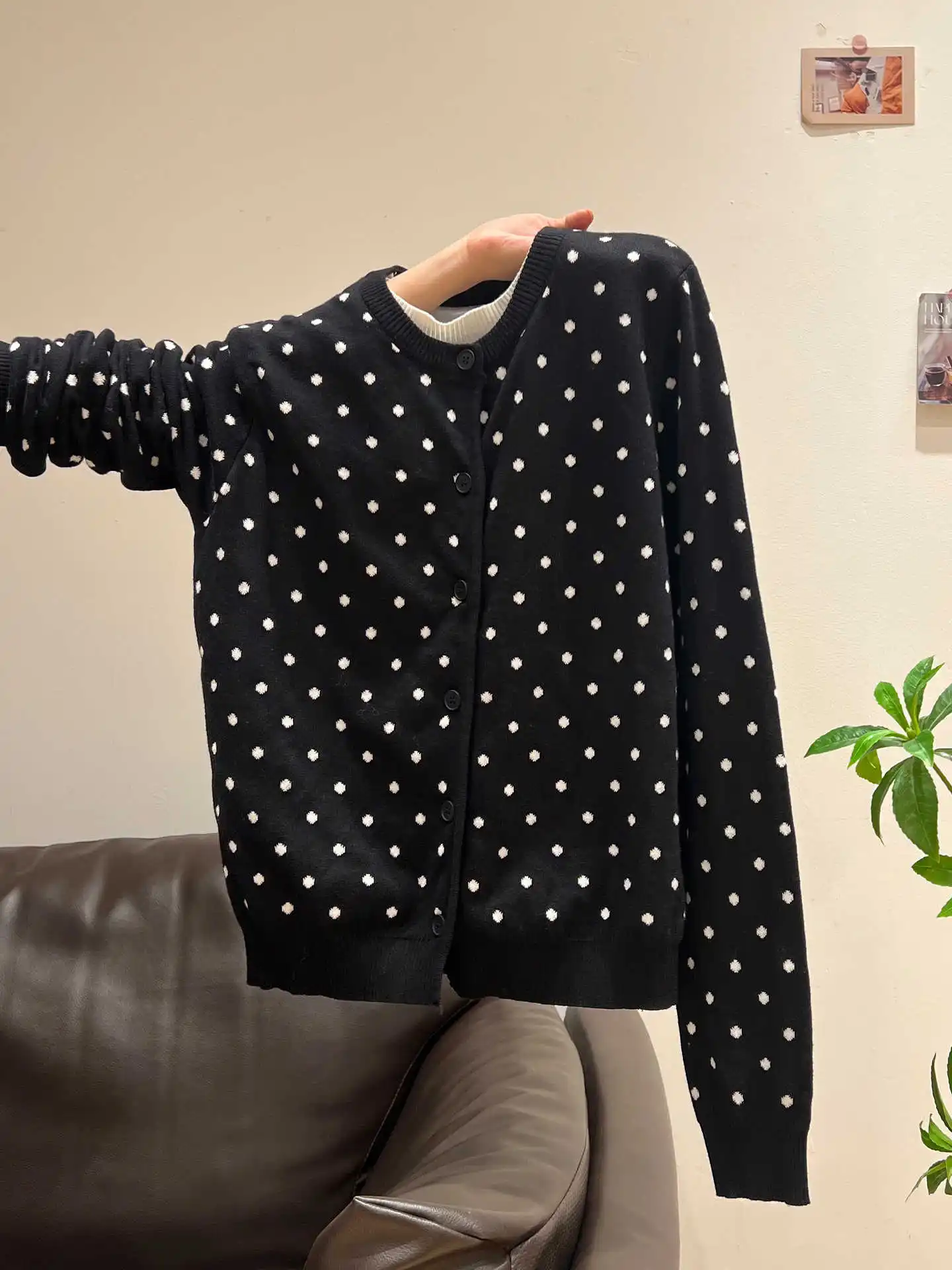 

Черный вязаный кардиган с длинными рукавами и круглым вырезом в горошек в корейском стиле очень красиво для ранней осени.