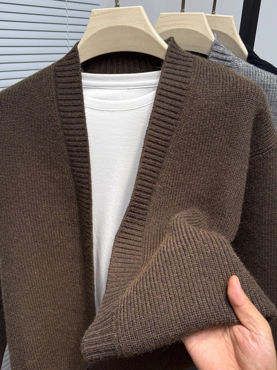 

Коричневый вязаный кардиган в стиле ретро, мужская осенне-зимняя повседневная верхняя одежда с v-образным вырезом, мягкий однотонный деловой костюм, молодежный Vitali