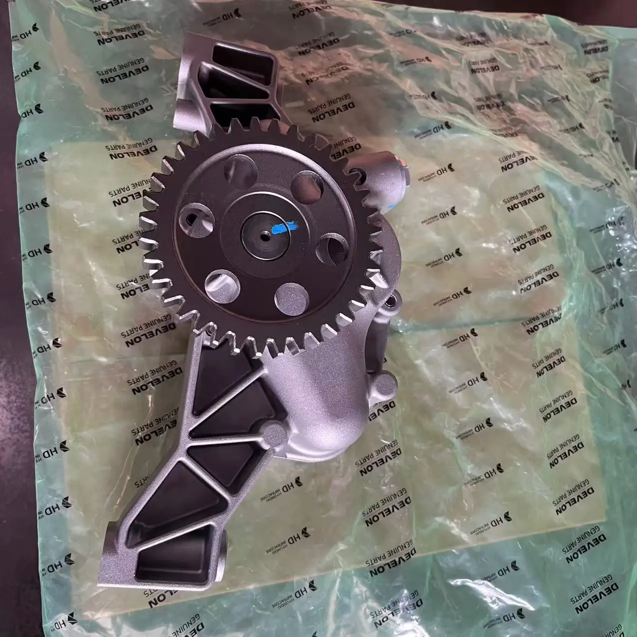 

Develon Excavator Original Manufacturer Parts 400915-00526 DX12 Engine Water Pump Assy 400915-00375