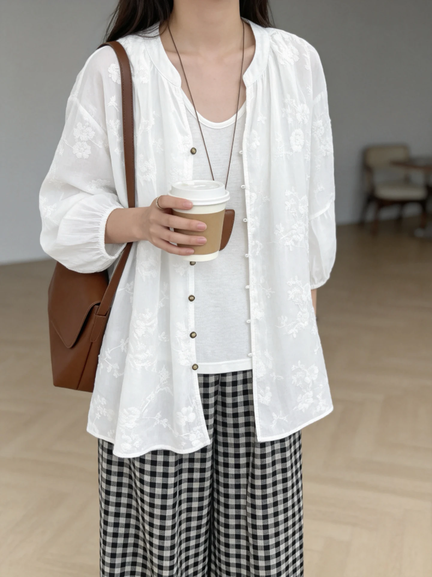 

Новая женская хлопковая рубашка в китайском стиле свободного кроя, летняя, с защитой от солнца, V-образным вырезом, вышивкой в виде цветов сливы, полурукав